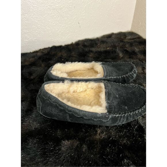 UGG Shoes - Womens UGG Ansley Scalloped Sheepskin Lined Slippers BLACK Size 8 Mocs  shoes